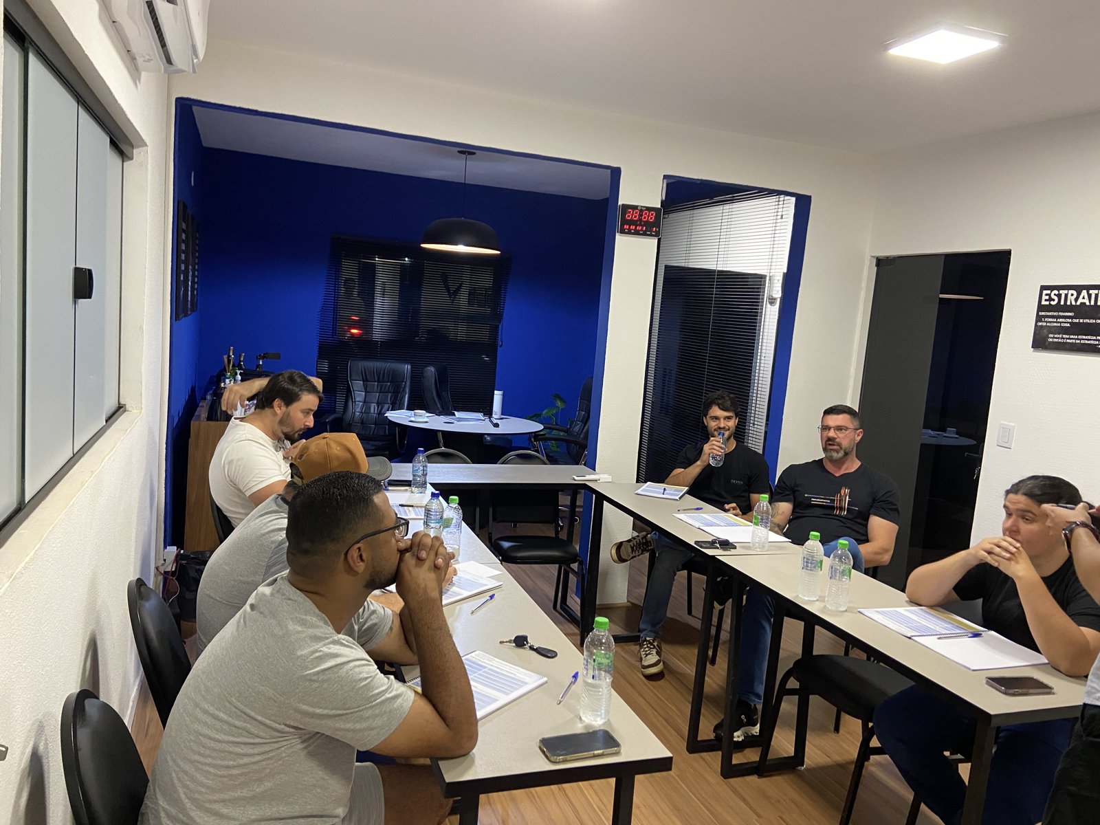 Encontro de líderes e gestores em sala de treinamento